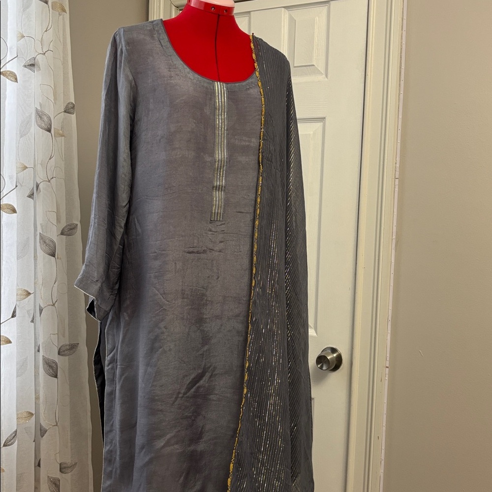 Chic Gray dress with Gold Accents